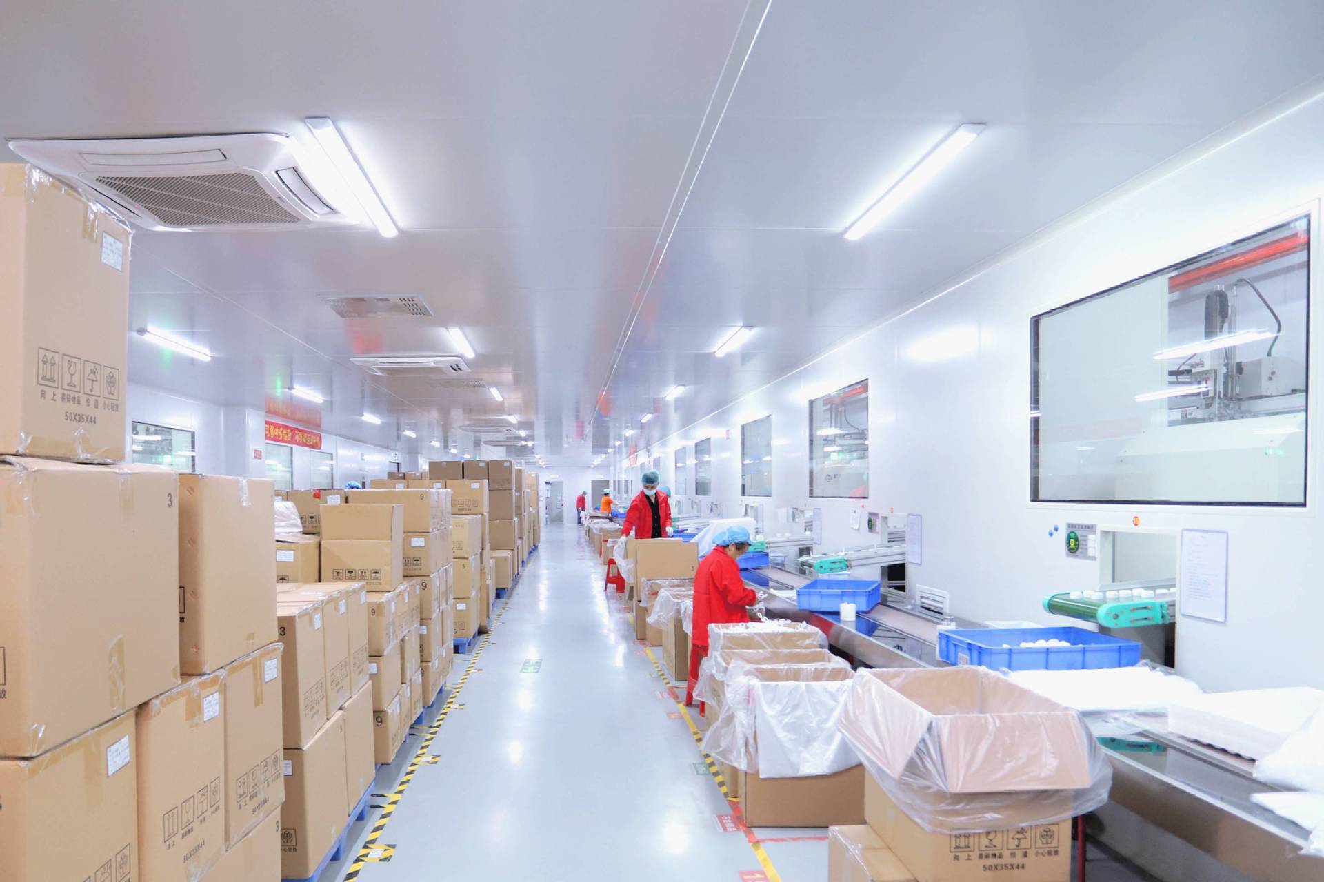 Cleanroom packaging workshop for bottle, cap and custom packaging production